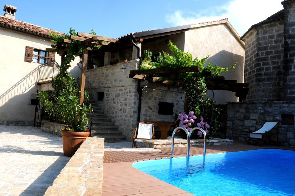 Holiday Homes Poli Svetega Antona Gračišće Exterior foto